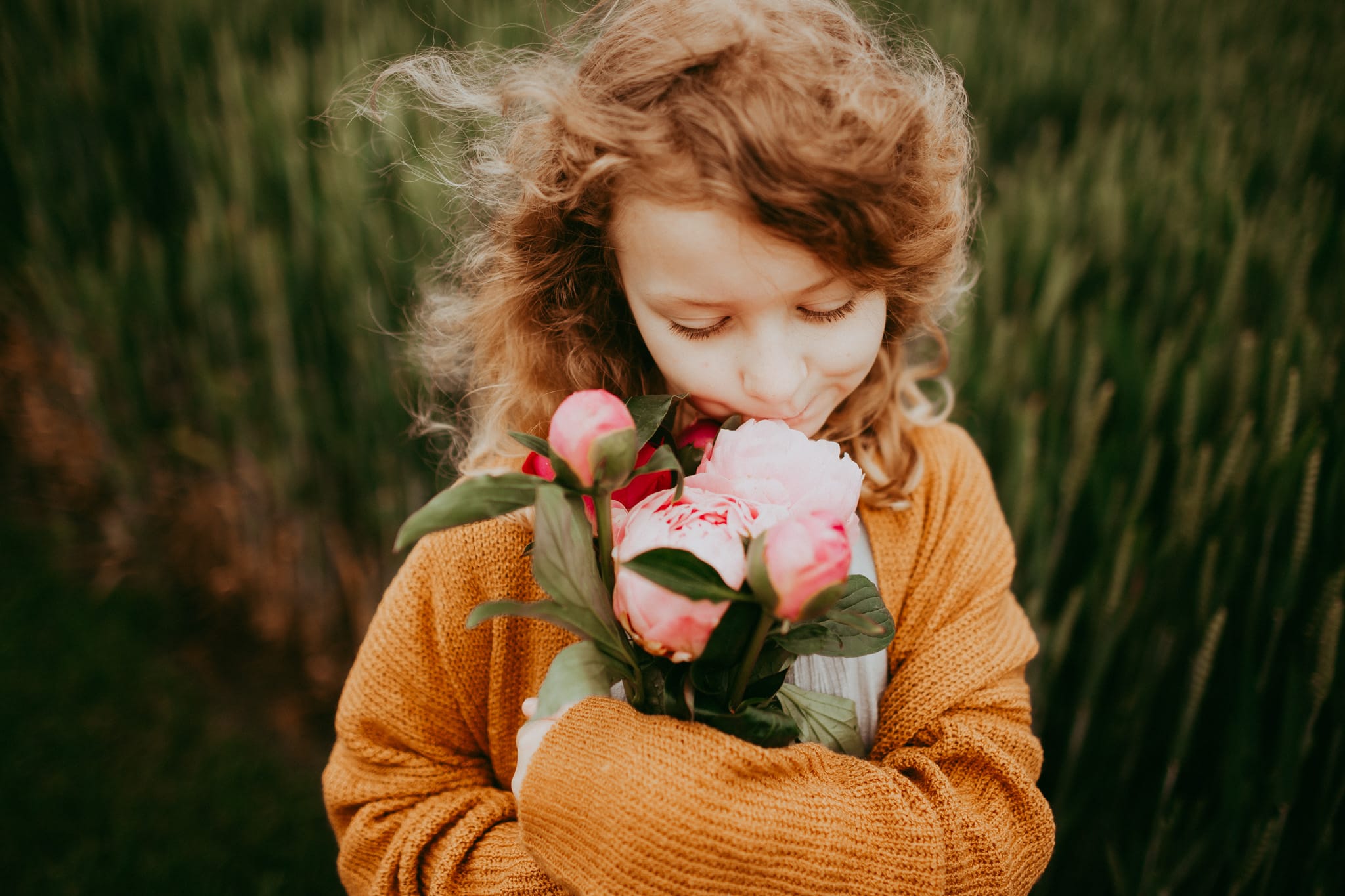 flicka som håller blommor på adelman peony gardens flower field