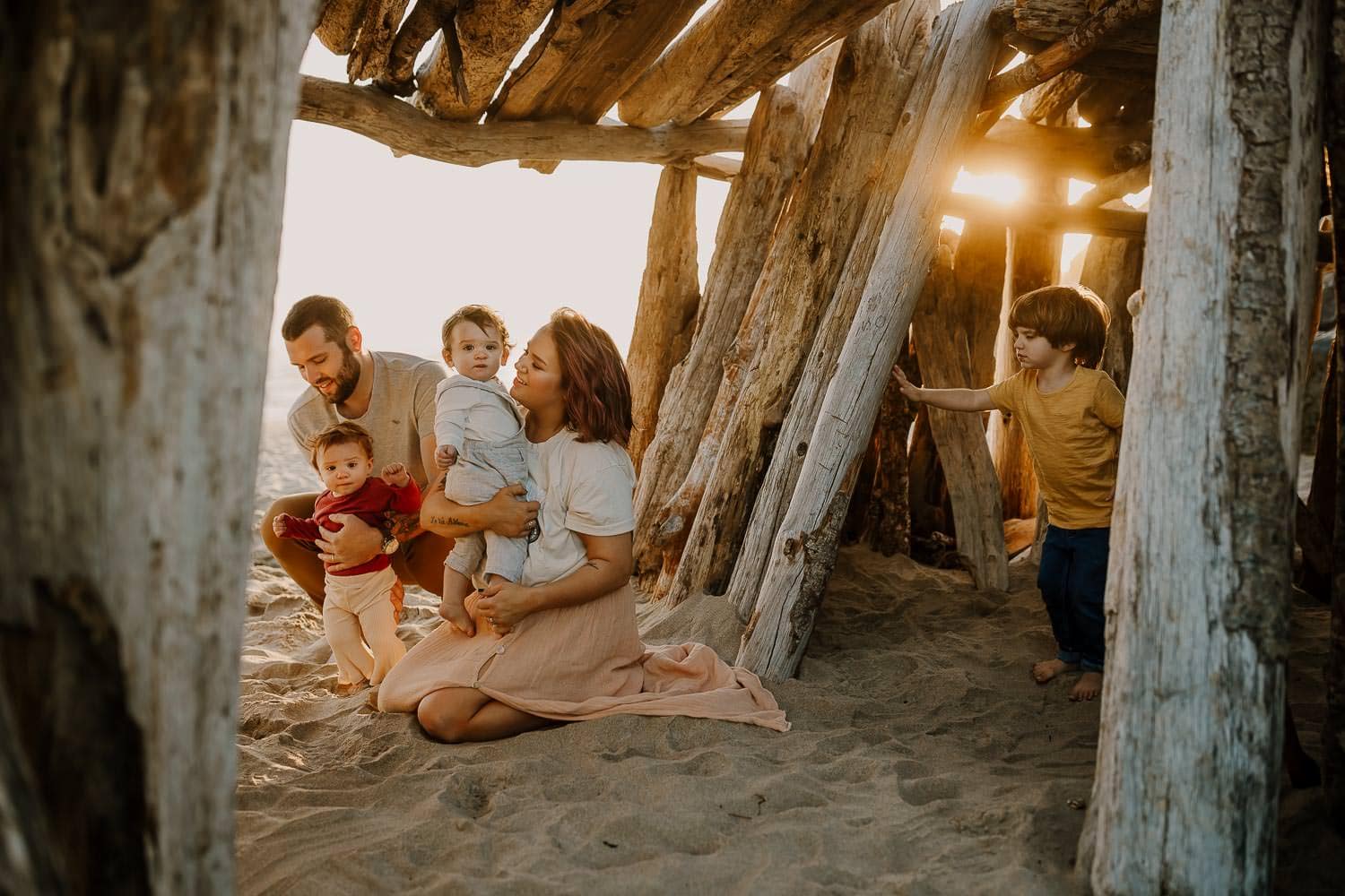 oregon coast photographer photos of family inside driftwood house