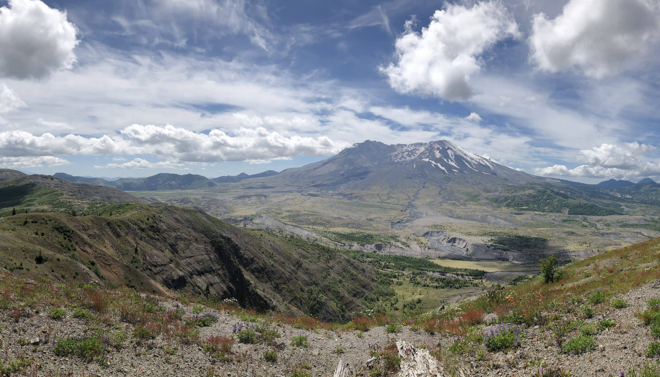 Beautiful view of Mount Saint Helens during a day trip