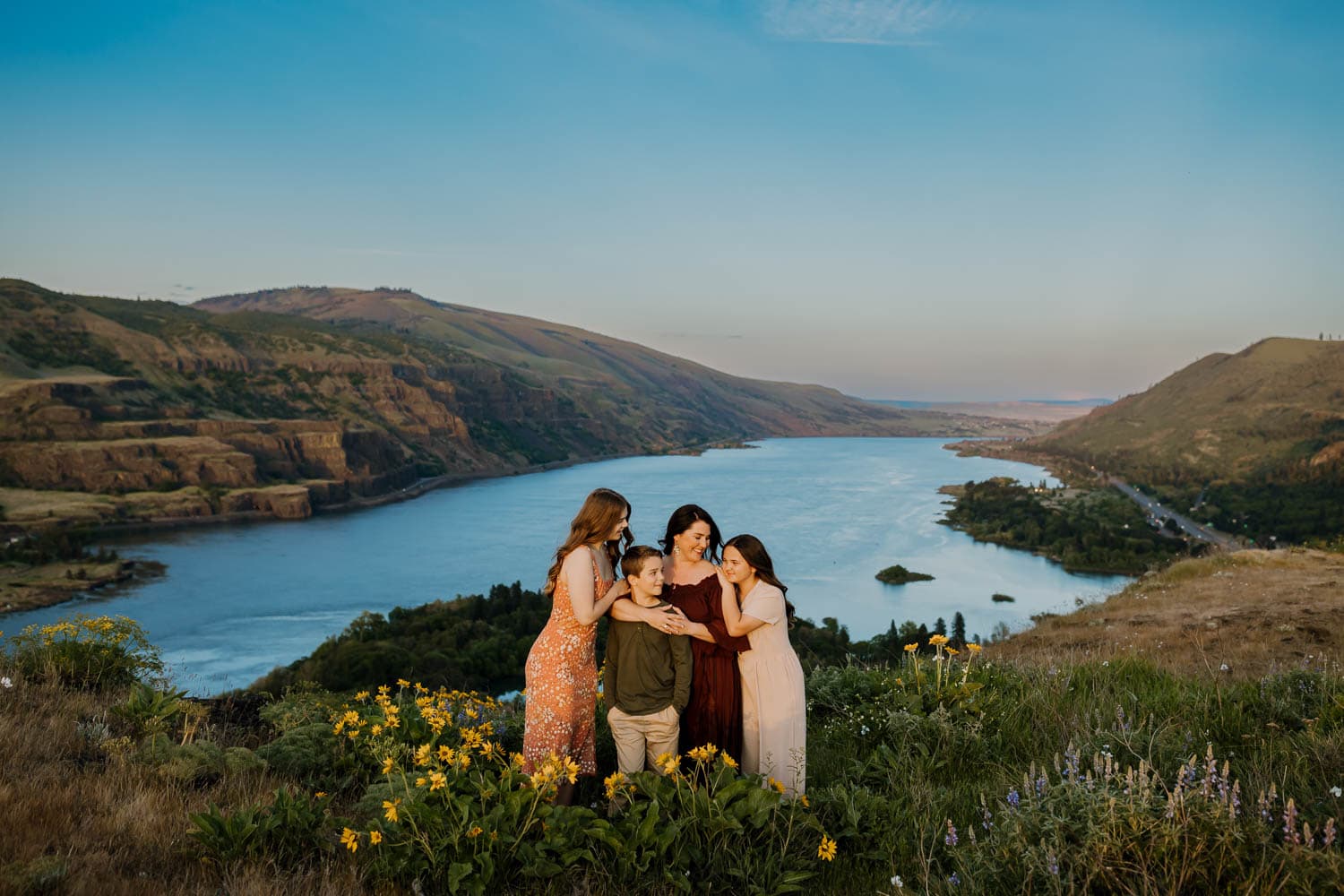 Mom and her three kids with the columbia river behind them