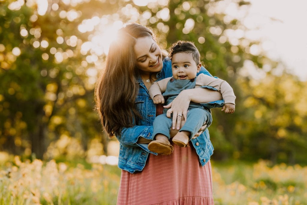 Sunset photo of mom and baby - how to photograph in golden hour