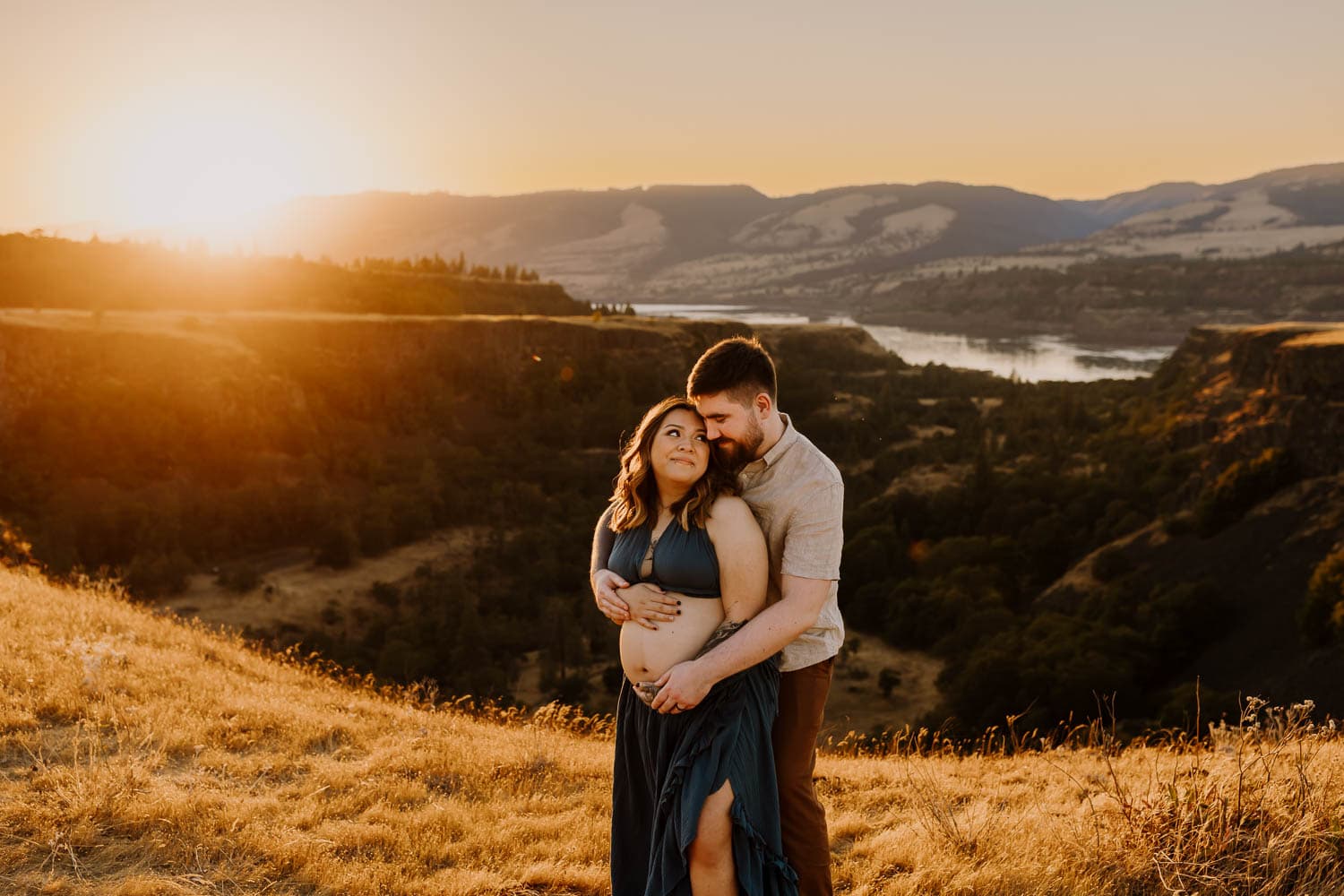 pregnant couple in the columbia river gorge, Oregon
