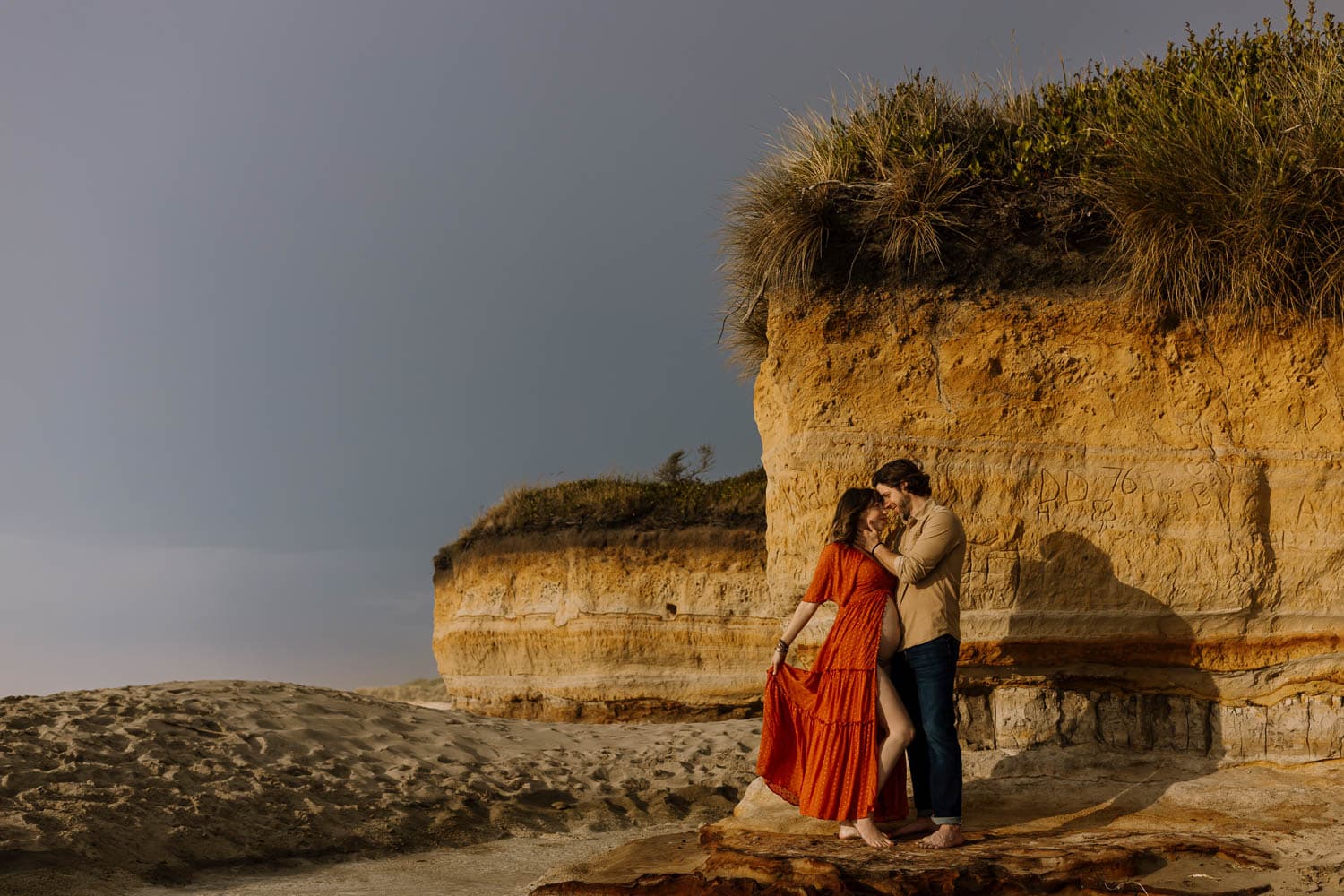 Maternity couple embracing at the oregon coast